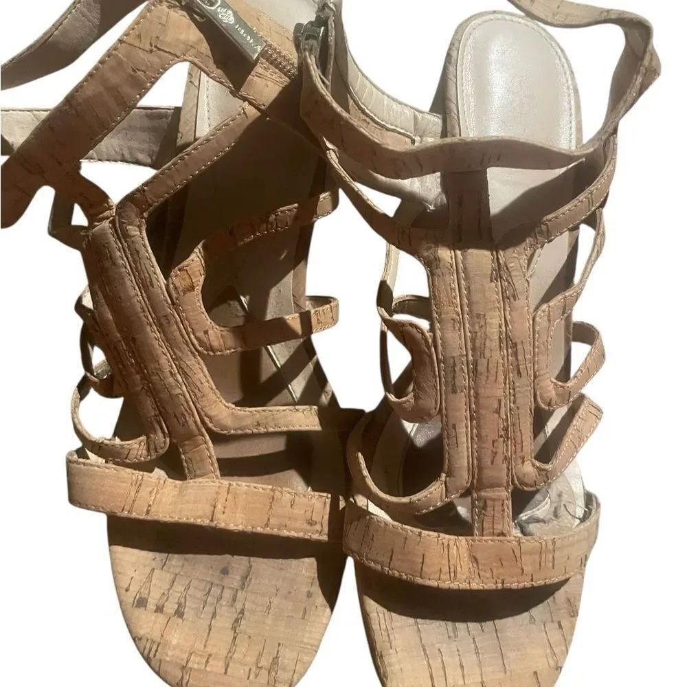 Iola she 8.5 wedge a Stylish Tan Sandals for Women great condition